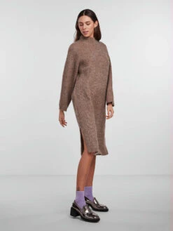 Pieces PCNELL KNITTED DRESS -Piece Clothing Shop 17130463 Fossil 005